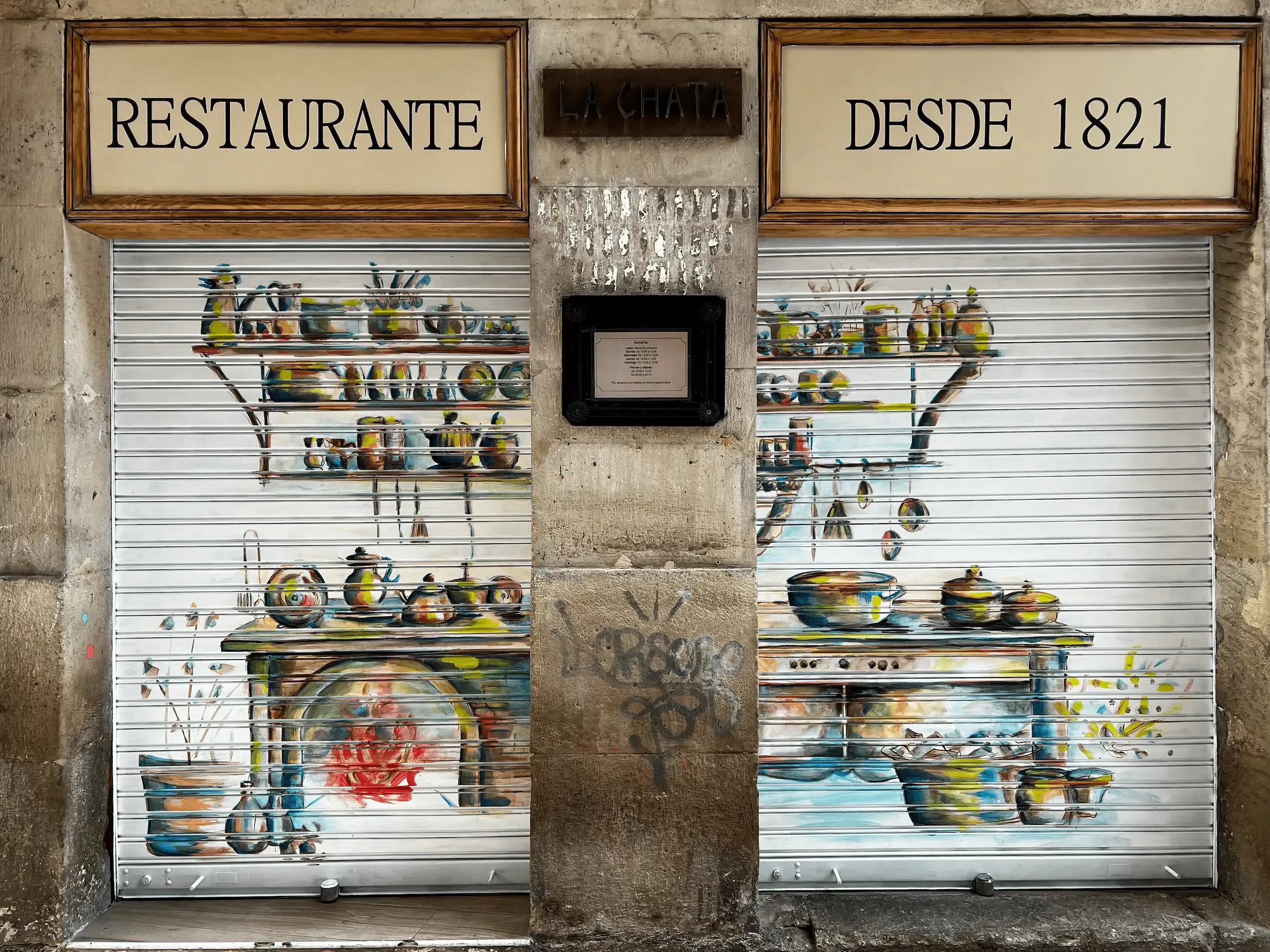 Fachada histórica y ambiente